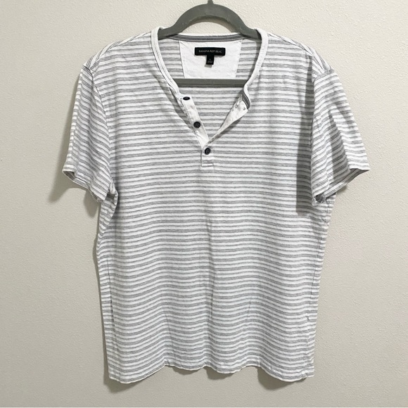 Banana Republic Men’s Henley White & Gray Striped T-Shirt Tee - Picture 1 of 3
